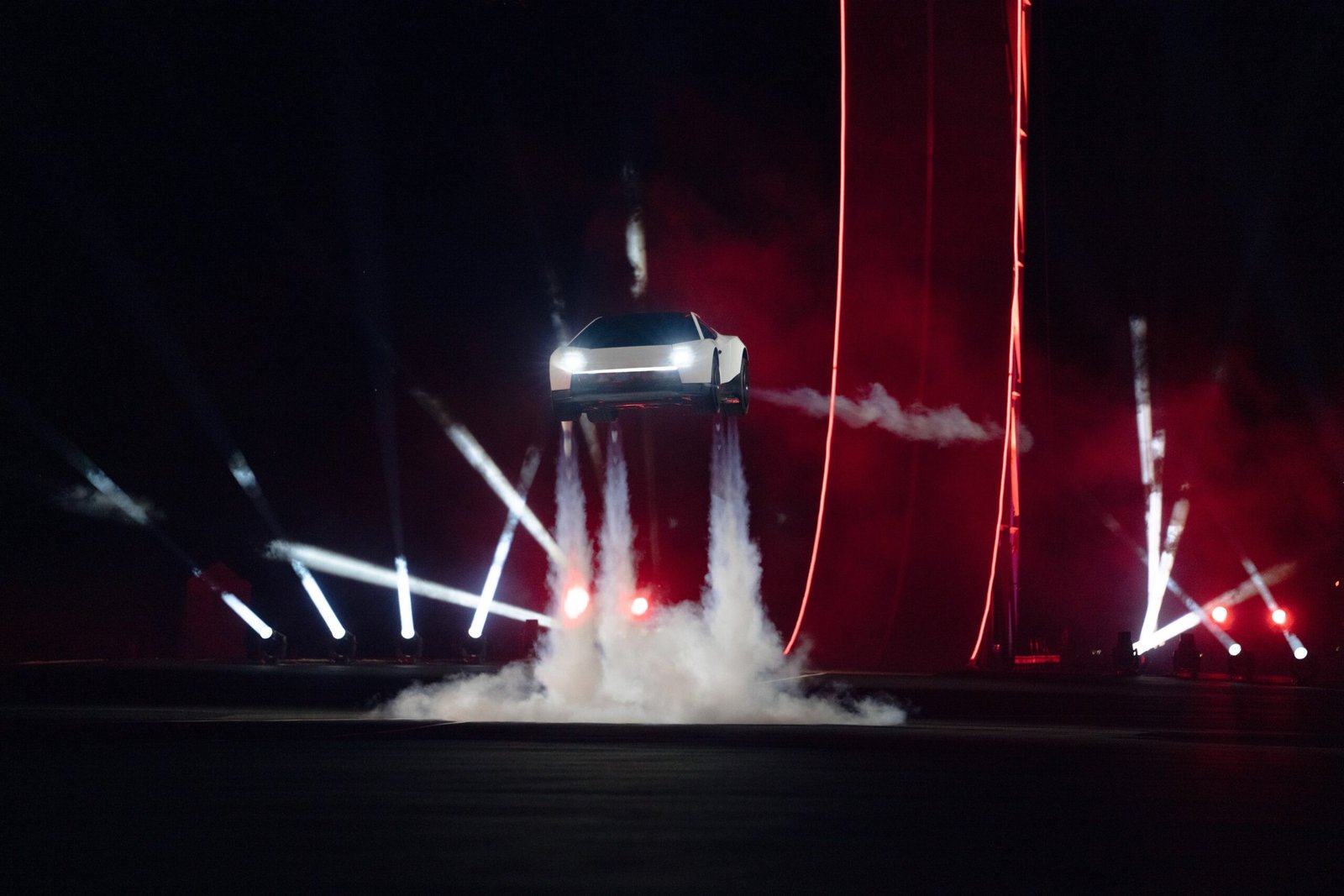 Elon Musk presenta el prototipo «volador» del Tesla Roadster con propulsores de SpaceX