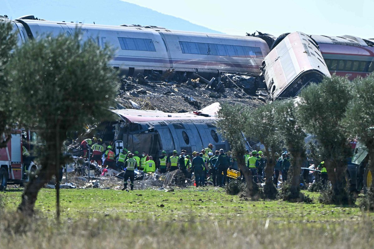 Trágico choque de trenes de alta velocidad en España deja al menos 68 muertos y desata una crisis política