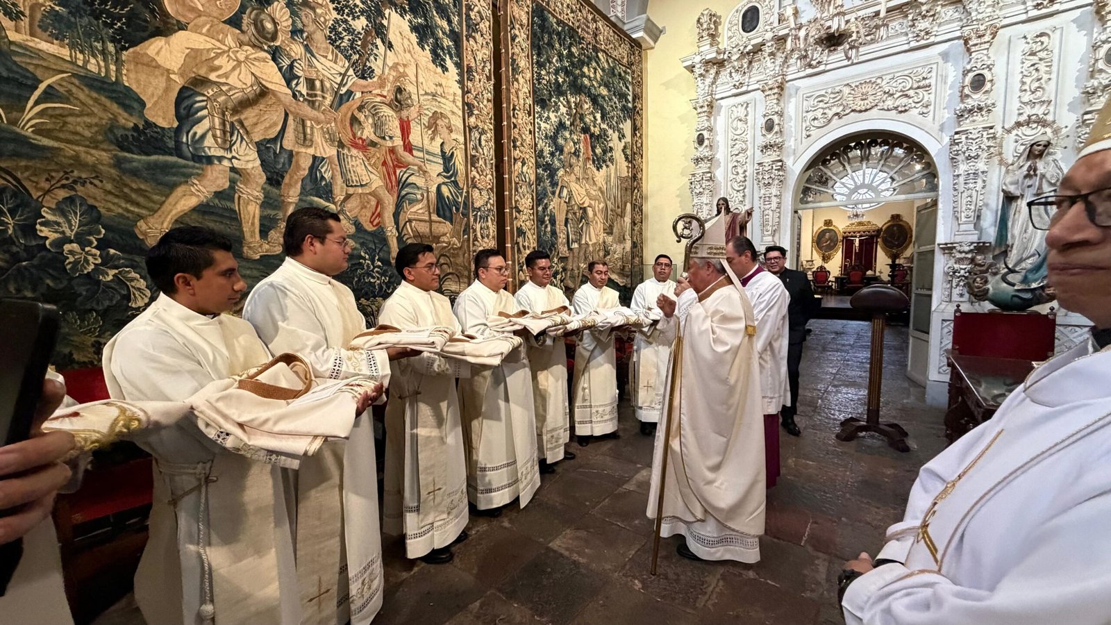 Arquidiócesis de Puebla suma 10 nuevos sacerdotes; Monseñor Víctor Sánchez alcanza 186 ordenaciones en su ministerio