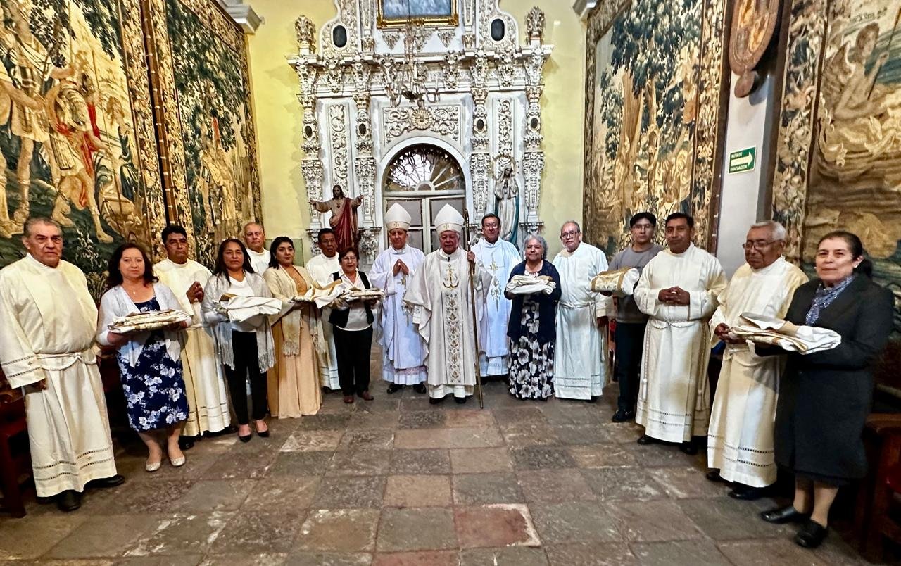 Ordena Monseñor Víctor Sánchez a siete nuevos diáconos permanentes en la Catedral de Puebla