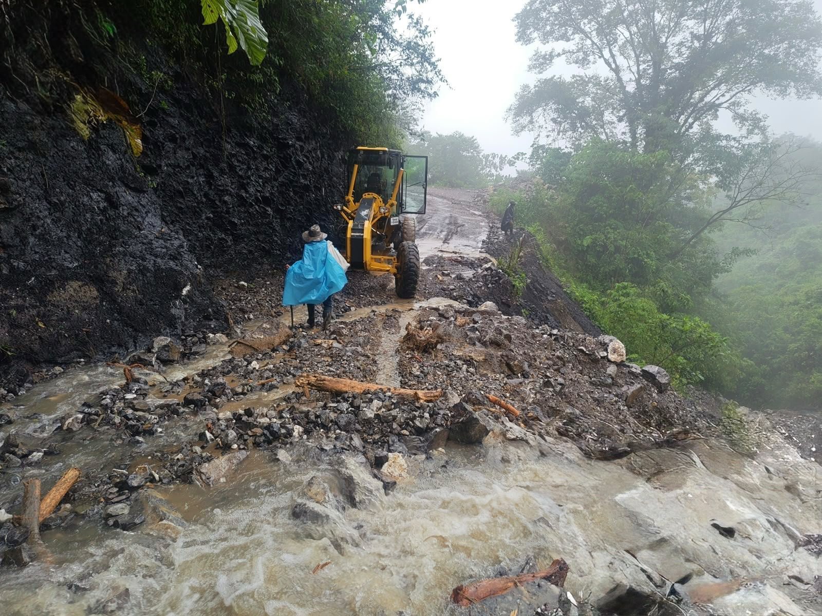 Gobierno del Estado atiende y libera oportunamente tramos carreteros afectados por las lluvias