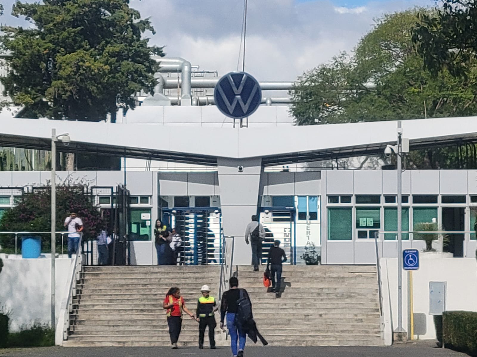 Trabajadores de VW denuncian presuntas irregularidades en la dirigencia sindical de Hugo Tlalpan Luna